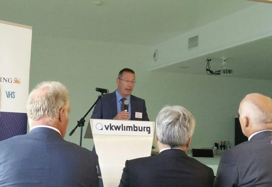 Peter Luykx spreekt de Limburgse ondernemers toe in Lommel